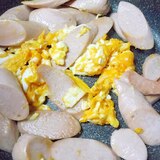 甘い卵と魚肉ソーセージ炒め